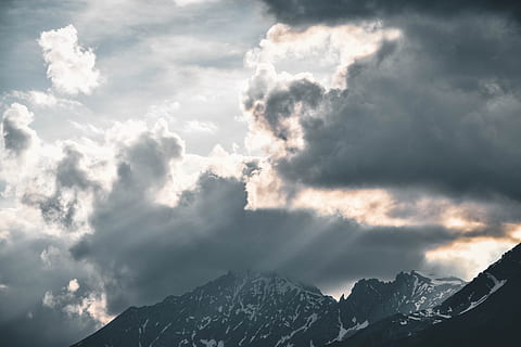 lav, vinkelfotografering, himmel, bjerg, smuk, Sky, overskyet, overskyet himmel, daggry, dagslys, desktop baggrunde, dramatisk, dramatisk himmel, miljø, hd tapet, landskab, lys, lav vinkel skud, natur, sne, snedækket bjerg, storm, solnedgang, tapet, vejr, sky - himmel, scenics - natur, skønhed i naturen, bjergkæde, bjergtop, ingen mennesker, cloudscape, vinter, udendørs, kold temperatur, dag, ro, sollys, lyse, 5K, CC0, offentligt domæne, royaltyfrie