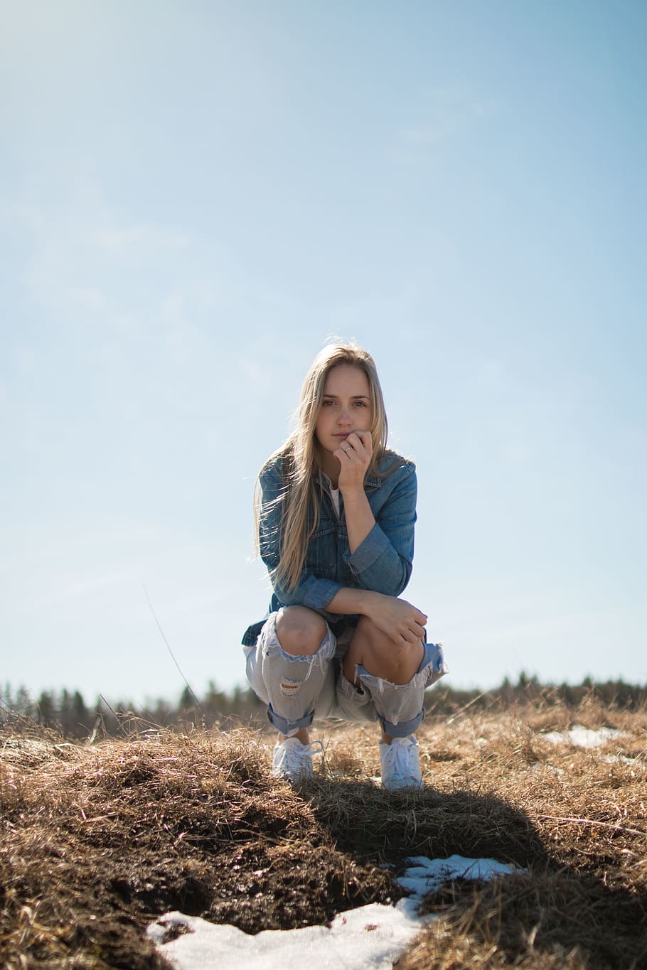 Canadà, magog, una persona, cel, activitat d'oci, vista frontal, estils de vida, naturalesa, terra, somrient, persones reals, roba casual, cabell ros, adult jove, cabell, cabell llarg, dones joves, camp, dones, dia, pentinat, dona guapa, a l'aire lliure, 5K