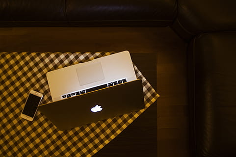 MacBook, kannettava tietokone, tietokone, omena, tekniikka, iphone, mobile, pöytäliina, ruudullinen, ilta, esineet, sisällä, ei ihmisiä, pöytä, korkea kulma, teksti, viestintä, paperi, kodin huone, asiakirja, vastaanotto, huonekalut, kontti, kopiointitila, pahvi, valaistu, poissaolo, rentoutuminen, lankapuhelin, pahvilaatikko, 1080P, CC0, public domain, rojaltivapaa