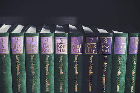 knih, encyklopedie, čtení, studie, učení se, vzdělání, škola, knihovna, uvnitř, detail, text, studio shot, v řadě, nikdo, velká skupina objektů, variace, sdělení, výběr, západní skript, rezervovat, vydání, objednat, stálý život, bok po boku, hojnost, vícebarevné, číslo, celý rám, 2K, CC0, veřejná doména, bez autorských práv