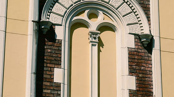 Węgry, Budapeszt, architektura, zbudowana struktura, na zewnątrz budynku, łuk, budynek, okno, dzień, żadnych ludzi, niski kąt widzenia, Ściana, cegła, ceglana ściana, funkcja budowy ścian, dzielnica mieszkaniowa, światło słoneczne, na dworze, Natura, Miasto, cecha architektoniczna, sprzęt oświetleniowy, kolumna architektoniczna, 4K, CC0, domena publiczna, darmowe zdjęcia