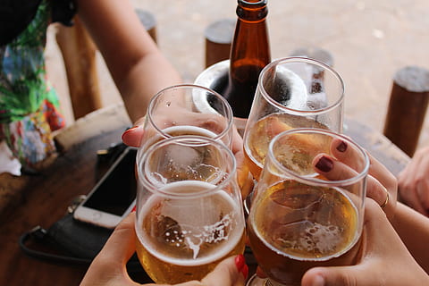 fire, klar, stangløse briller, øl, drikke, alkohol, drik, glas, ølglas, human, person, mobiltelefon, telefon, elektronik, parti, pub, pilsner, mennesker, venner, sprut, fest, Skål, menneskelig hånd, hånd, menneskelig kropsdel, bedrift, rigtige mennesker, mad og drikke, forfriskning, gruppe af mennesker, livsstil, Kvinder, voksen, venskab, fritidsaktivitet, samvær, festlige toast, kropsdel, finger, 5K, CC0, offentligt domæne, royaltyfrie