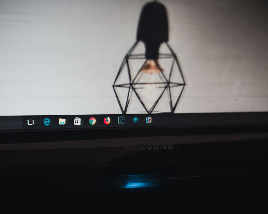 monitor, pantalla, ordinador, kanpur, uttar pradesh, Índia, pantalla lcd, electrònica, PC, llum, portàtil, finestres, programes, escriptori, projector, làser, bombeta, cinema a casa, a l'interior, una persona, il·luminat, arquitectura, persones reals, funció de construcció de parets, estructura construïda, estils de vida, reflexió, equips d’il·luminació, dones, dia, naturalesa, text, connexió, vista del darrere, barana, 4K