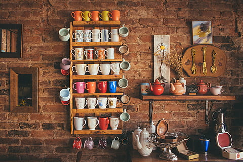 tasses de colors assortits, marró, fusta, flotant, prestatge, antiguitat, arquitectura, assortit, paret de maó, col · lecció, colorit, tasses, decoració, disseny, família, a l'interior, endins, decoració interior, retro, habitació, estoc, tradicional, varietat, vintage, gran grup d'objectes, variació, elecció, arranjament, contenidor, cap gent, funció de construcció de parets, venda al detall, natura morta, negocis, taula, botiga, ordre, material de fusta, paret, abundància, menjar i beguda, 4K