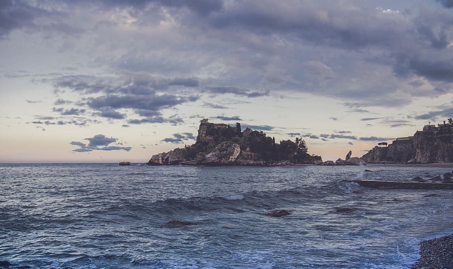 marró, rocós, vista de l’illa, badia, platja, castell, núvols, alba, tarda, horitzó, paisatge, naturalesa, oceà, sorra, escènic, mar, paisatge marí, vora del mar, cel, estiu, posta de sol, aigua, onades, núvol - cel, bellesa a la natura, escenics - natura, rock, davant del mar, terra, rock - object, sòlid, horitzó sobre l’aigua, formació de roca, escena tranquil·la, tranquil·litat, cap gent, a l'aire lliure, pila de roca, litoral rocós, 5K