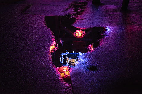 decorativo, riflessione delle luci, pozzanghera, urbano, arte, Festival, Cina, zoo, colonia, città, colore, luce, acqua, riflessione, notte, illuminato, viola, cultura artistica e intrattenimento, vista dall'alto, nessuno, raggiante, strada, all'aperto, mezzi di trasporto, architettura, filtro di post produzione automatico, vita notturna, 5K, CC0, dominio pubblico, privo di copyright