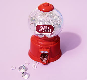 rot, Süßigkeitenmaschine, klar, Edelstein viel, Hintergrund, Süßigkeiten, Nahansicht, Container, Kristall, Glas, Maschine, gemalt, Kunststoff, Spielzeug, Studioaufnahme, keine Leute, drinnen, farbiger Hintergrund, Text, Kommunikation, westliche Schrift, einzelnes Objekt, Technologie, Reichtum, Gesundheitswesen und Medizin, transparent, Bildung, kopieren sie platz, Flasche, Stillleben, Essen und Trinken, 4K, CC0, gemeinfrei, lizenzfrei