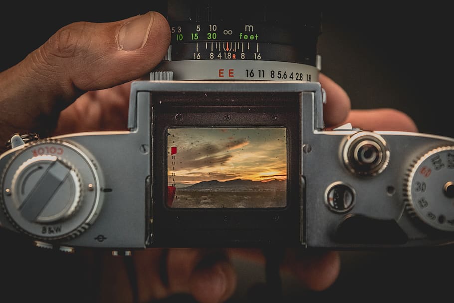 Kamera, Linse, Verschluss, Taste, Fotografie, Aussicht, , menschliche Hand, Hand, menschliches Körperteil, Technologie, Fotografie-Themen, eine Person, Finger, menschlicher Finger, echte Menschen, drinnen, Nahansicht, Kamera - Fotoausrüstung, persönliche Perspektive, halten, Fotoausrüstung, nicht erkennbare Person, Ausrüstung, Körperteil, Männer, Druckknopf, elektrische Ausrüstung, 5K