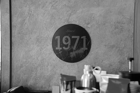 1971, cap gent, a l'interior, funció de construcció de parets, comunicació, primer pla, taula, text, dia, contenidor, forma geomètrica, seient, cercle, metall, natura morta, ampolla, nombre, vidre - material, guió occidental, cadira, 2K, CC0, domini públic, lliure de regalies