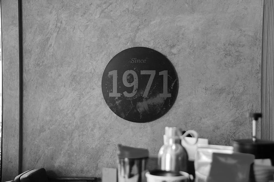 1971, cap gent, a l'interior, funció de construcció de parets, comunicació, primer pla, taula, text, dia, contenidor, forma geomètrica, seient, cercle, metall, natura morta, ampolla, nombre, vidre - material, guió occidental, cadira, 2K
