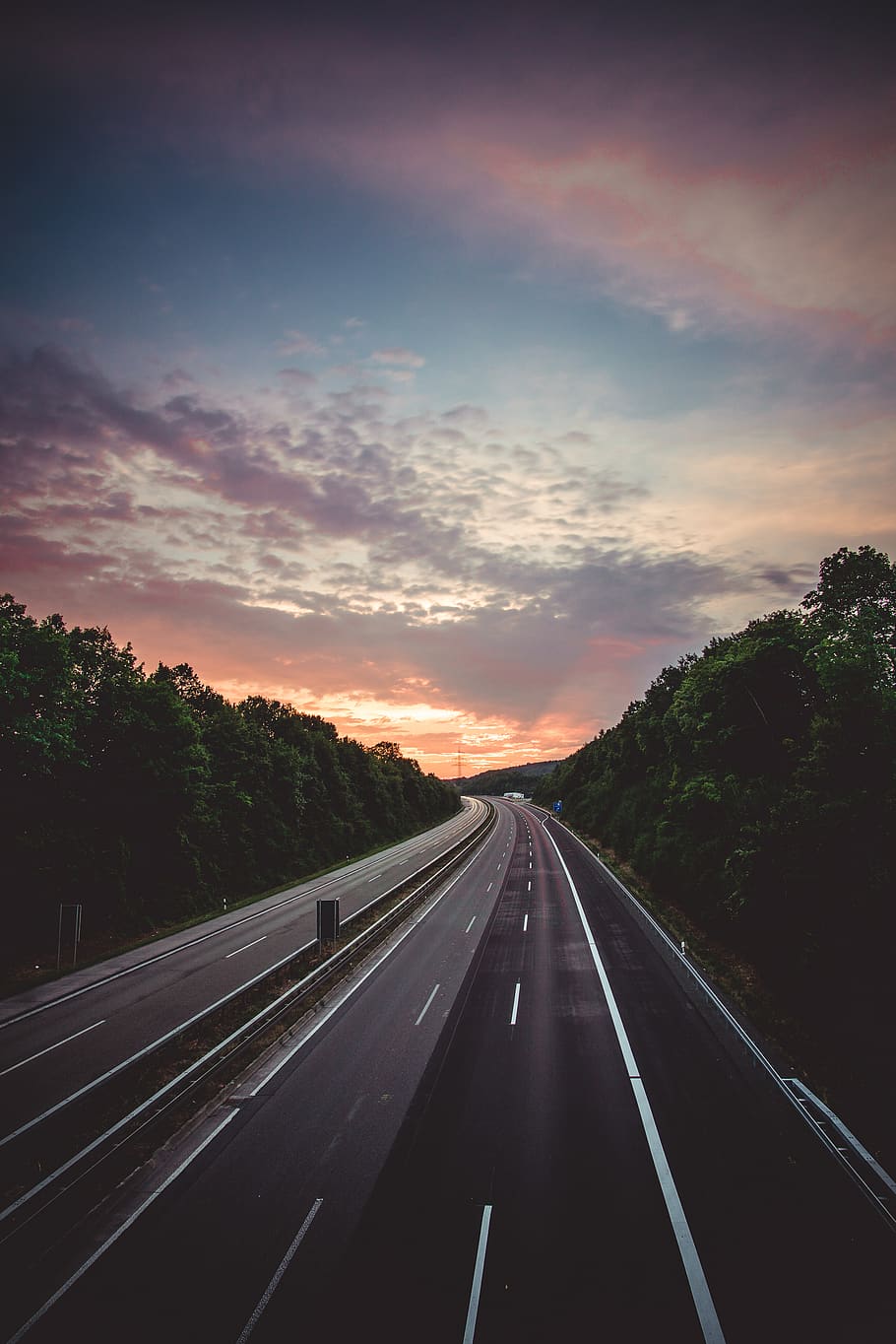 tom motorvej, himmel, sky - himmel, transportmidler, vej, symbol, skilt, vejen frem, retning, mærkning, solnedgang, ingen mennesker, vejmærkning, træ, faldende perspektiv, natur, hovedvej, plante, bil, transportform, forsvindingspunkt, udendørs, skillelinje, bil synspunkt, multiple lane motorvej, 2K