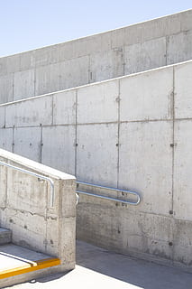 tallafocs marró, arquitectura, estructura construïda, funció de construcció de parets, exterior de l'edifici, cap gent, dia, llum solar, paret, naturalesa, concret, a l'aire lliure, paret de formigó, ombra, cel clar, cel, patró, vista lateral, metall, barana, monument, 4K, CC0, domini públic, lliure de regalies