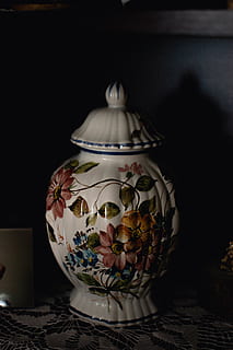 hvid, rød, blomster, keramisk, vase, kunst, beholder, mørk, design, porcelæn, keramik, retro, stilleben, årgang, indendørs, mønster, ingen mennesker, Kunst og håndværk, bord, blomstermønster, tæt på, håndværk, kreativitet, gennemsigtig, antik, natur, dekoration, krukke, sort baggrund, udsmykkede, 5K