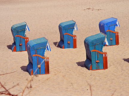 Strand, Sand, Urlaube, Sommer-, Meer, Wasser, Natur, Küste, Ferien, Reise, Landschaft, Blau, Tourismus, Entspannen Sie Sich, sonnig, seelandschaft, Entspannung, sich ausruhen, Paradies, rügen, Ostsee, Strandstuhl, Land, Ausflug, Urlaub, High Angle View, Tag, keine Leute, Stuhl, Gruppe von Objekten, Kunststoff, Sitz, 5K