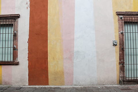 riquadro della finestra, parete, Messico, giallo, santiago de querétaro, mattone, sfondo, messicano, struttura, linea, Queretaro, marciapiede, finestra, rosso, muro colorato, dipingere, coloniale, rosa, arancia, binario della finestra, costruzione, architettura, struttura costruita, esterno dell'edificio, Entrata, porta, giorno, nessuno, all'aperto, chiuso, caratteristica della parete, sicurezza, quartiere residenziale, Casa, città, metallo, a strisce, viola, 4K, CC0, dominio pubblico, privo di copyright
