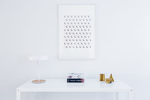 Weiß, Tabelle, Frames, Lampe, ästhetisch, drinnen, keine Leute, Technologie, weißer Hintergrund, Stillleben, kopieren sie platz, Gesundheitswesen und Medizin, Taschenrechner, weiße Farbe, Kommunikation, Nahansicht, Wandbau - Funktion, Lichtanlage, Möbel, Telefon, Medizin, große gruppe von gegenständen, westliche Schrift, Studioaufnahme, elektrische Lampe, 5K, CC0, gemeinfrei, lizenzfrei