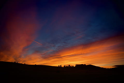 paisaje al atardecer, amanecer, puesta de sol, cielo, naturaleza, al aire libre, cielo Rojo, oscuridad, Estados Unidos, querido, montaña, nublado, nube, rojo, silueta, azul, negro, naranja, paisaje, nube - cielo, paisajes - naturaleza, belleza en la naturaleza, ambiente, color naranja, escena tranquila, nadie, tranquilidad, arquitectura, tierra, escena no urbana, cielo dramático, exterior del edificio, 5K, CC0, dominio público, libre de derechos