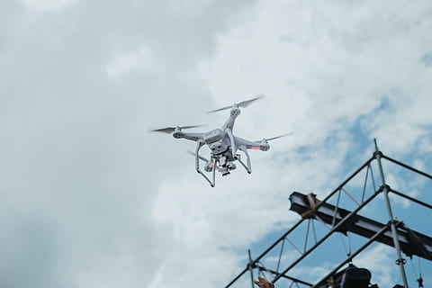 drone camera, ar, aeronave, aviate, aviação, Câmera, nuvens, dia, drone, voar, vôo, helicóptero, indústria, máquina, militares, poder, hélice, Controlado remotamente, céu, espaço, Rapidez, tecnologia, sistema de transporte, viagem, veículo, nuvem - céu, visão de baixo ângulo, veículo aéreo, modo de transporte, transporte, avião, natureza, ninguém, ao ar livre, movimento, segurança, arquitetura, indústria aeroespacial, governo, 5K, CC0, domínio público, royalty free