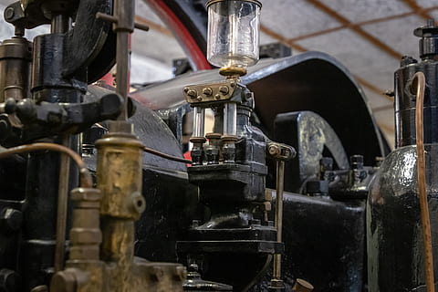 maskine, motor, damp maskine, lokomotiv, køretøj, transportmidler, tog, motorcykel, Drivaksel, rust, talte, drejebænk, fabrik, bygning, rotor, spiralformet, spole, bremse, lampe, maskineri, industri, metal, ingen mennesker, tæt på, udstyr, transportform, maskindel, indendørs, rør - rør, gammel, teknologi, dag, forbindelse, selektiv fokusering, hjul, maskine ventil, destillation, 5K, CC0, offentligt domæne, royaltyfrie