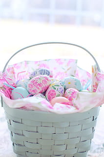 Pasqua, cesto di Pasqua, uova, cestino, primavera, colorato, decoupage uova, pastelli, spazio del testo, contenitore, colore rosa, avvicinamento, freschezza, cibo e bevande, nessuno, natura morta, cibo, concentrarsi sulle conoscenze acquisite, cibo dolce, indulgenza, giorno, multicolore, pianta fiorita, dolce, fiore, fragilità, in casa, natura, morbidezza, tentazione, 5K, CC0, dominio pubblico, privo di copyright