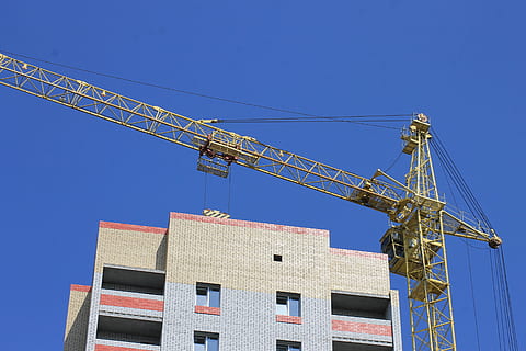 konstruksjon, kran, bygning, montering, arbeid, metall, bygge, landskap, himmel, anleggsbransjen, kran - anleggsmaskiner, maskineri, byggeplass, arkitektur, industri, bygget struktur, utvikling, bygge eksteriør, klar himmel, natur, Konstruksjons-maskineri, ingen folk, blå, dag, lav vinkel visning, sollys, by, utendørs, anleggsutstyr, leilighet, boligutvikling, 4K, CC0, offentlig domene, opphavsrett gratis