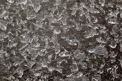 textures, gel, gris, fred, hivern, ze, espurna, cristalls, marc complet, fons, textura, cap gent, patró, primer pla, cristall, a l'interior, natura morta, gran grup d'objectes, resum, mineral, sòlid, abundància, naturalesa, brillant, aspre, vidre - material, joieria, luxe, joia preciosa, color plata, efecte texturat, 4K, CC0, domini públic, lliure de regalies