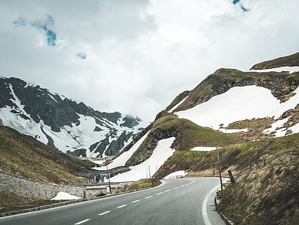 scénique, vue, les montagnes, nuageux, ciel, alpin, des nuages, du froid, Autoroute, paysage, chaîne de montagnes, la nature, fond d'écran nature, route, chaussée, saison, neige, neigeux, vallée, hiver, Montagne, transport, température froide, beauté dans la nature, nuage - ciel, paysages - nature, scène tranquille, la voie à suivre, direction, scène non urbaine, tranquillité, environnement, journée, personne, route de montagne, montagne au sommet enneigé, ligne de séparation, formation, 4K, CC0, domaine public, libre de droits