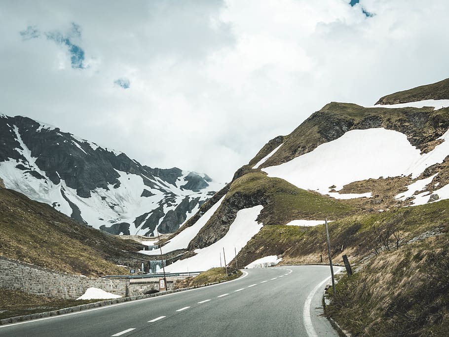 escènic, vista, muntanyes, ennuvolat, cel, alpí, núvols, fred, carretera, paisatge, Serra, naturalesa, fons de pantalla de la natura, temporada, neu, nevat, vall, hivern, muntanya, transport, temperatura de fred, bellesa a la natura, núvol - cel, escenics - natura, escena tranquil·la, el camí a seguir, direcció, escena no urbana, tranquil·litat, medi ambient, dia, cap gent, carretera de muntanya, muntanya nevada, línia divisòria, formació, 4K