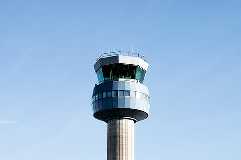 Atalaya blanca, torre, arquitectura, edificio, Torre de control, Faro, aguja, campanario, ciudad, urbano, pueblo, aeropuerto, condominio, alojamiento, céntrico, vegetación, planta, arbusto, edificio de oficinas, centro de Convenciones, cielo, vista de ángulo bajo, cielo limpio, exterior del edificio, estructura construida, azul, altura maxima, naturaleza, día, nadie, copia espacio, al aire libre, luz del sol, tecnología, viaje, dirección, comunicaciones globales, 5K, CC0, dominio público, libre de derechos