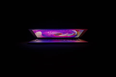 zilveren laptop, verlicht, zwarte achtergrond, kopie ruimte, gloeiend, geen mensen, nacht, binnenshuis, creativiteit, neon-, studio opname, licht - natuurverschijnsel, warmte - temperatuur, Purper, brandend, communicatie, donker, mysterie, vlam, emotie, brand, 5K, CC0, publiek domein, royaltyvrij