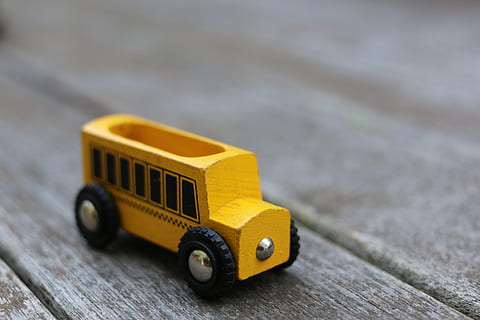 schoolbus, speelgoed-, geel, speelgoedauto, hout - materiaal, kinderjaren, enkel object, detailopname, vervoer, focus op de voorgrond, selectieve aandacht, tafel, auto, binnenshuis, wijze van transport, dag, klein, stilleven, hoge hoekmening, 5K, CC0, publiek domein, royaltyvrij