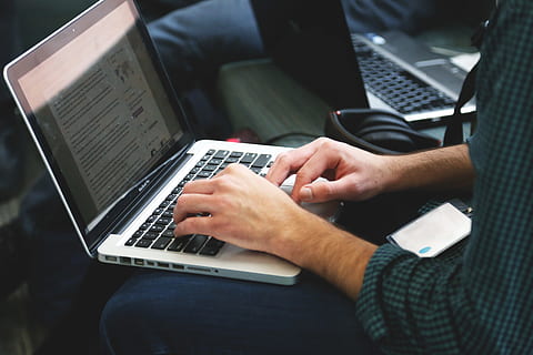 la personne, mains, macbook, pro, Pomme, codeur, codage, l'Internet, emploi, portable, programmeur, la programmation, travail à distance, écran, La technologie, dactylographie, travail, l'écriture, utilisant un ordinateur portable, Technologie sans fil, ordinateur, Vrais gens, main humaine, lien, la communication, séance, une personne, partie du corps humain, main, Hommes, adulte, section médiane, modes de vie, clavier, surfer sur le net, doigt, 5K, CC0, domaine public, libre de droits