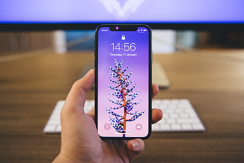 person, besidder, plads, grå, æble, elektronik, iphone x, skærm, teknologi, telefon, røre ved, trådløs, meddelelse, menneskelig hånd, trådløs teknologi, hånd, menneskelig kropsdel, smart telefon, bærbar informationsenhed, mobiltelefon, forbindelse, bedrift, tæt på, tekst, livsstil, udendørs, en person, fokus på forgrunden, finger, 5K, CC0, offentligt domæne, royaltyfrie
