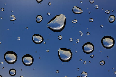 regn, regndråbe, vindue, dryppe, våd, beaded, skyer, mikrokosmos, makro, vand, dråbe, blå, tæt på, ingen mennesker, form, indendørs, fuld ramme, natur, boble, gennemsigtig, baggrunde, studio skud, abstrakt, mønster, cirkel, enkelhed, renhed, sølvfarvet, blå baggrund, stål, legering, 4K, CC0, offentligt domæne, royaltyfrie