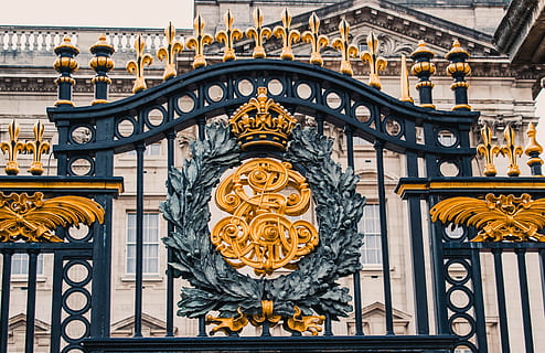 avvicinamento, cancello, Buckingham Palace, architettura, Buckingham, costruzione, città, classico, stemma, corona, cultura, decorazione, design, oro, Londra, ornato, Palazzo Reale, stile, simbolo, turismo, attrazione turistica, destinazione turistica, tradizionale, viaggio, UK, Westminster, struttura costruita, esterno dell'edificio, nessuno, color oro, modello, il passato, storia, giorno, destinazioni di viaggio, ferro battuto, arte e artigianato, religione, mestiere, metallo, all'aperto, orologio, 5K, CC0, dominio pubblico, privo di copyright