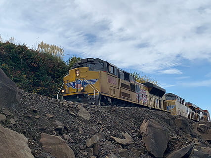 Zug, Fracht, Güterzug, Motor, Lokomotive, Schienen, Eisenbahn, Schiene, Wolken, Gelb, Washington, Himmel, Natur, wolke - himmel, Tag, Flachwinkelansicht, Transport, Transportmittel, Text, solide, keine Leute, die Architektur, Schienenverkehr, Rock, draußen, verlassen, Rock - Objekt, Kommunikation, westliche Schrift, beschädigt, heruntergewirtschaftet, Verschlechterung, 4K, CC0, gemeinfrei, lizenzfrei