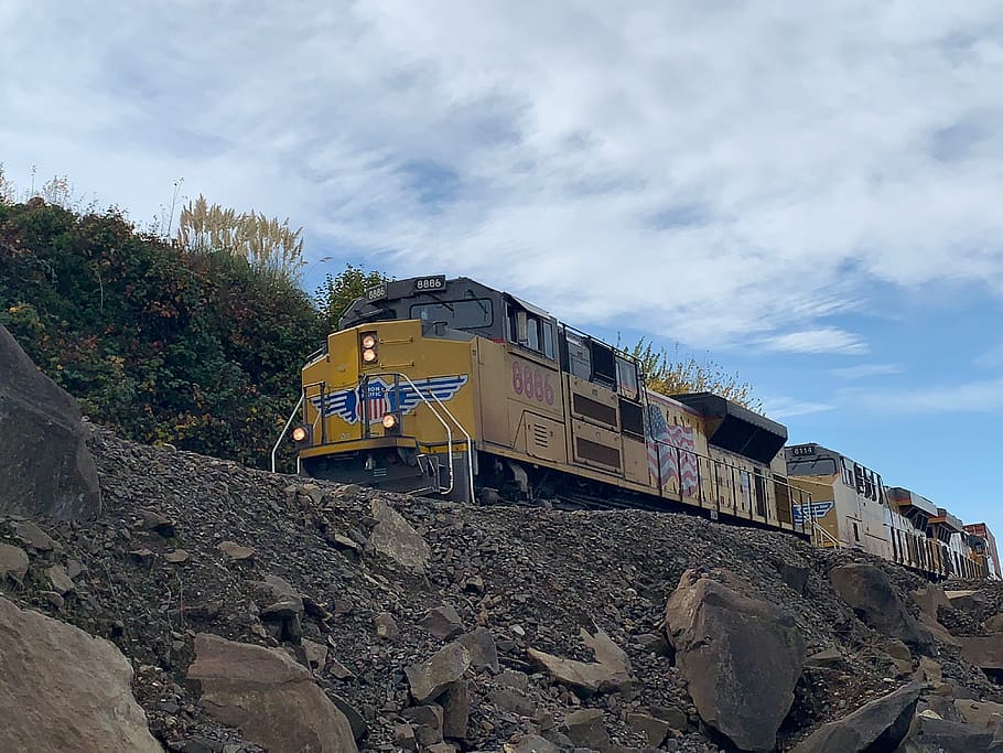 tog, fragt, godstog, motor, lokomotiv, skinner, jernbane, skyer, gul, washington state, himmel, natur, sky - himmel, dag, lav vinkel visning, transportmidler, transportform, tekst, solid, ingen mennesker, arkitektur, jernbanetransport, klippe, udendørs, forladt, rock-objekt, meddelelse, vestlige script, beskadiget, kørt ned, forringelse, 4K