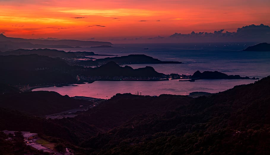 fotografia de muntanya, cel vermell, a l'aire lliure, alba, posta de sol, sortida del sol, cel, vespre, naturalesa, Taiwan, jiufen old street, mar, oceà, aigua, Costa, platja, paisatge, escenics - natura, bellesa a la natura, medi ambient, núvol - cel, tranquil·litat, muntanya, escena tranquil·la, destinacions de viatge, boira, cel dramàtic, terra, idíl·lic, sol, cap gent, cel romàntic, 8K