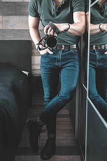 om, deținere, camera dslr, interior, cameră, dril, haine, pantaloni, blugi, îmbrăcăminte, persoană, uman, încălţăminte, pantof, Modă, confecții bărbați, cu toane, minimalist, clasic, nikon, Afaceri, Femeie, fotografie, aparat foto, oameni adevărați, secțiune joasă, haine casual, oameni, stiluri de viață, în interior, bărbați, doi oameni, vedere din față, midsection, permanent, Activitatea de agrement, scaun, partea corpului uman, tehnologie, lungime totală, adult, 5K, CC0, domeniu public, fără drepturi de autor