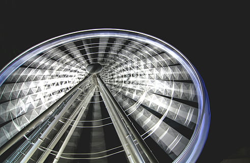 roda de ferris, Austràlia, la roda de brisbane, brisbane sud, Parc d'atraccions, cel, roda, moviment, buscant, girar, nit, tarda, exposició llarga, activitats de lleure, edifici, ciutat, urbà, centre de la ciutat, arquitectura, il·luminat, moviment borrós, estructura construïda, velocitat, passeig pel parc d’atraccions, transport, cap gent, patró, forma, sender lleuger, carretera, forma geomètrica, cercle, modern, exterior d’edifici d’oficines, vida nocturna, gratacels, 2K, CC0, domini públic, lliure de regalies