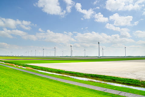 groen, veld-, windmolens, helder, wolk, wolken, akkerland, daglicht, farm, bouwland, gras, groei, landschap, natuur, weide, perspectief, weg, hemel, zomer, zon, milieu, milieubehoud, brandstof en stroomopwekking, windturbine, turbine, land-, dag, wolk - lucht, groene kleur, hernieuwbare energie, schoonheid in de natuur, geen mensen, alternatieve energie, fabriek, windkracht, buitenshuis, duurzame bronnen, 5K, CC0, publiek domein, royaltyvrij