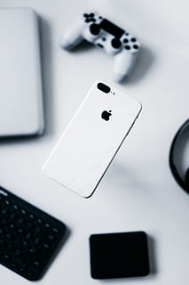 i phone, smartphone, galleggiante, cuffie, tastiera, il computer portatile, controllore, gamer, gioco, bianca, distesa piatta, profondità di campo, nero, argento, aggeggio, dispositivo, avvicinamento, fluttuare in aria, Tech, scrivania, tecnologia, computer, gioco d'azzardo, giochi di svago, nessuno, tastiera del computer, attività commerciale, Internet, attrezzatura, colore nero, giocando, comunicazione, girato in studio, concetti, domino, giocando a carte, 4K, CC0, dominio pubblico, privo di copyright