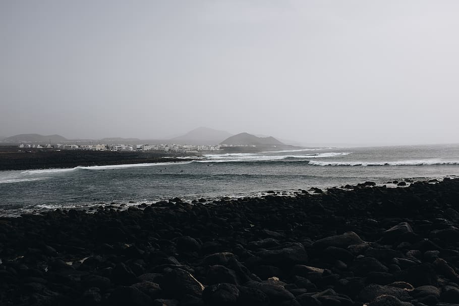 riva del mare accanto alla montagna, spiaggia, nuvole, freddo, alba, nebbia, orizzonte, paesaggio, lunga esposizione, montagne, natura, oceano, roccia, roccioso, mare, paesaggio marino, riva del mare, cielo, acqua, onde, bellezza nella natura, scenics - natura, terra, solido, scena tranquilla, roccia - oggetto, la tranquillità, giorno, nessuno, idilliaco, montagna, copia spazio, scena non urbana, all'aperto, orizzonte sull'acqua, ciottolo, costa rocciosa, 4K