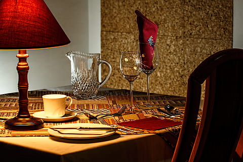 middag, bord, bok, booking, restaurant, elektrisk lampe, belysningsutstyr, møbler, innendørs, glass, hjem interiør, husholdningsutstyr, tallerken, ingen folk, fravær, mat og Drikke, rikdom, belyst, drikkeglass, hjemlige rom, vinglasset, luksus, eleganse, dekorasjon, lys, innstilling, servise, 5K, CC0, offentlig domene, opphavsrett gratis