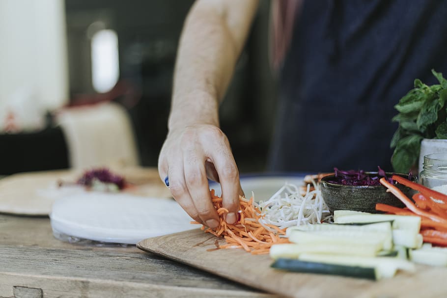 persona, celebració, rodanxes, pastanagues, afegint, fons borrós, pastanaga, xef, primer pla, colorit, cogombre, deliciós, menjar, fotografia de menjar, fresc, mà, saludable, a l'interior, cuina, home, verdures, vegetarià, tauler de fusta, menjar i beguda, una persona, secció mitjana, alimentació saludable, frescor, preparació, persones reals, tall, mà humana, taula de tallar, taula, preparar el menjar, benestar, ganivet de cuina, enfocament selectiu, 4K