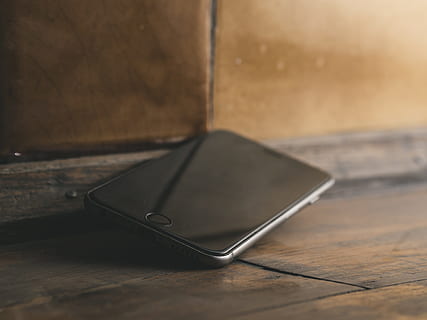 masa, telefon, mobil, obiect, electronic, măr, produs, ecran, atingere, tehnologie, iPhone, conexiune, lemn - material, nici o persoana, în interior, tehnologia fără fir, natură moartă, comunicare, dispozitiv portabil de informații, a închide, telefon inteligent, selectiv, lemn de esență tare, simplitate, pardoseală, portabilitate, un singur obiect, comoditate, ochelari de vedere, rumegus, 4K, CC0, domeniu public, fără drepturi de autor