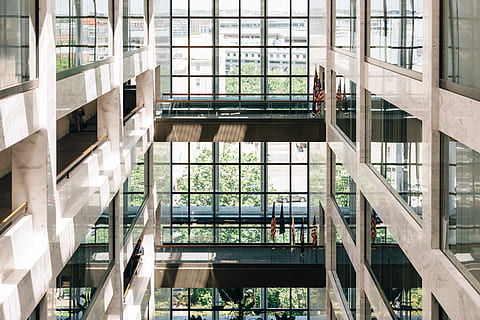 arhitectură, clădire, infrastructură, interior, steaguri, sticlă - material, construită, fereastră, exteriorul clădirii, modern, zi, nici o persoana, oraș, transparent, în aer liber, reflecţie, balustradă, scară, birou, vedere unghiulară joasă, trepte și scări, lumina soarelui, exteriorul clădirii de birouri, 5K, CC0, domeniu public, fără drepturi de autor
