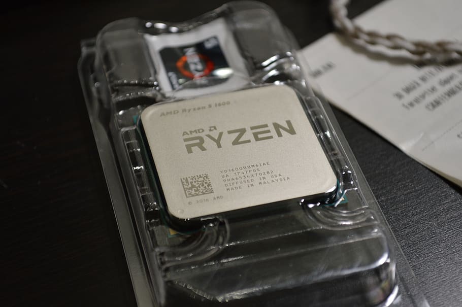 cpu, 5 1600, ryzen, processor, og, tekst, stilleben, indendørs, tæt på, ingen mennesker, bord, vestlige script, meddelelse, høj vinkel visning, etiket, teknologi, kunstkultur og underholdning, to objekter, studio skud, glas - materiale, gruppe af objekter, selektiv fokusering, beholder, fokus på forgrunden, mad og drikke, lille gruppe af objekter, 5K