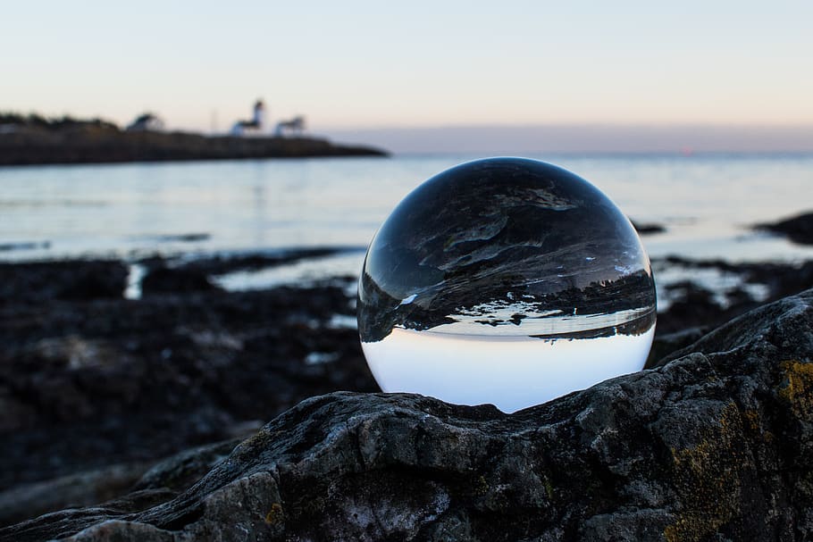 clar, pilota, gris, rock, cristall, bola de vidre, oceà, reflexions, roques, mar, paisatge marí, cel, aigua, posta de sol, naturalesa, esfera, sòlid, centrar-se en primer pla, rock - object, tranquil·litat, platja, reflexió, terra, primer pla, cap gent, escenics - natura, bellesa a la natura, a l'aire lliure, 4K
