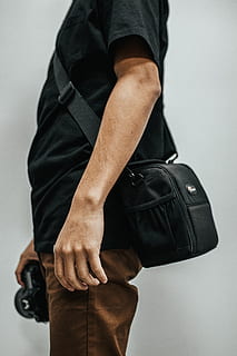 mand, bedrift, kamera, stående, gear, kit, person, en person, herrer, midsection, afslappet tøj, indendørs, menneskelig kropsdel, studio skud, tøj, sort farve, våben, hånd, rigtige mennesker, kropsdel, menneskelige ben, forbrydelse, menneskelig hånd, pistol, aggression, læder, menneskelig lem, 5K, CC0, offentligt domæne, royaltyfrie